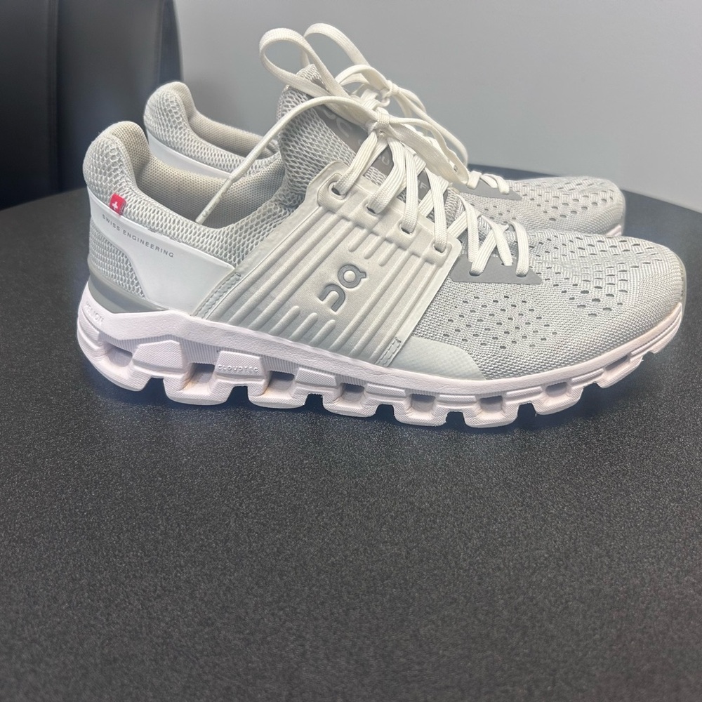 Women’s size 8 OnCloud CloudSwift